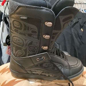 Men’s Vans Ultra Cush snow boots brand new no box with tags.Size 11.5